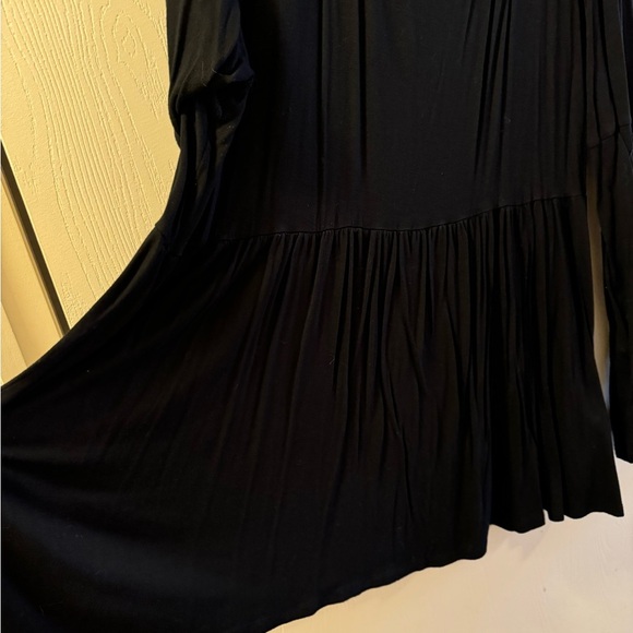 Elegant Black Lace Sleeve Top - Picture 7 of 9